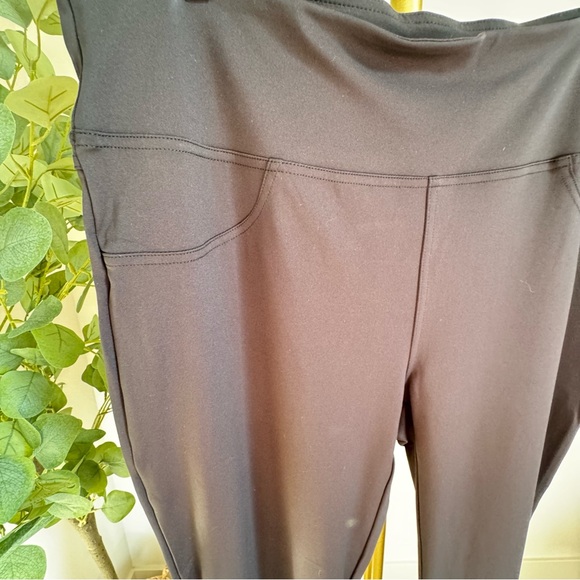 Halara pull on Flare pants. Size Large (tall) - Picture 8 of 9